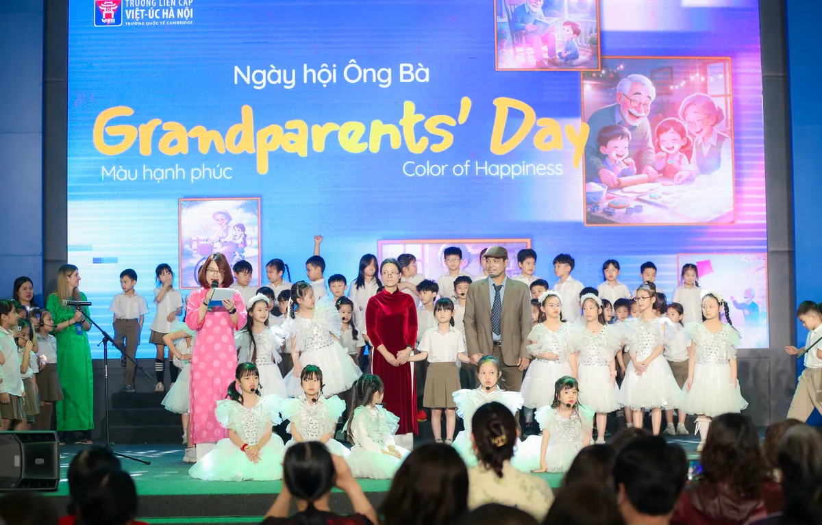 Ấm &aacute;p khoảnh khắc học sinh b&ecirc;n &ocirc;ng b&agrave; trước Ng&agrave;y Quốc tế Hạnh ph&uacute;c- Ảnh 10.