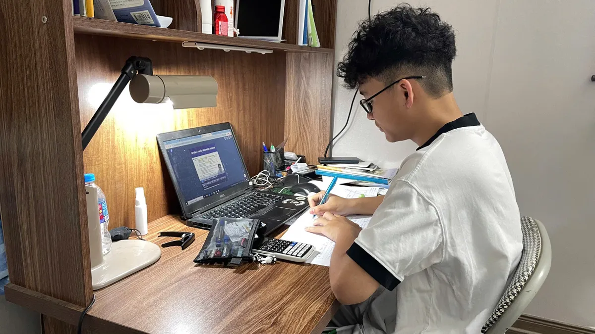 Nước r&uacute;t m&ugrave;a thi: Sĩ tử tăng tốc &ocirc;n luyện, phụ huynh đồng h&agrave;nh s&aacute;t sao - Ảnh 1.