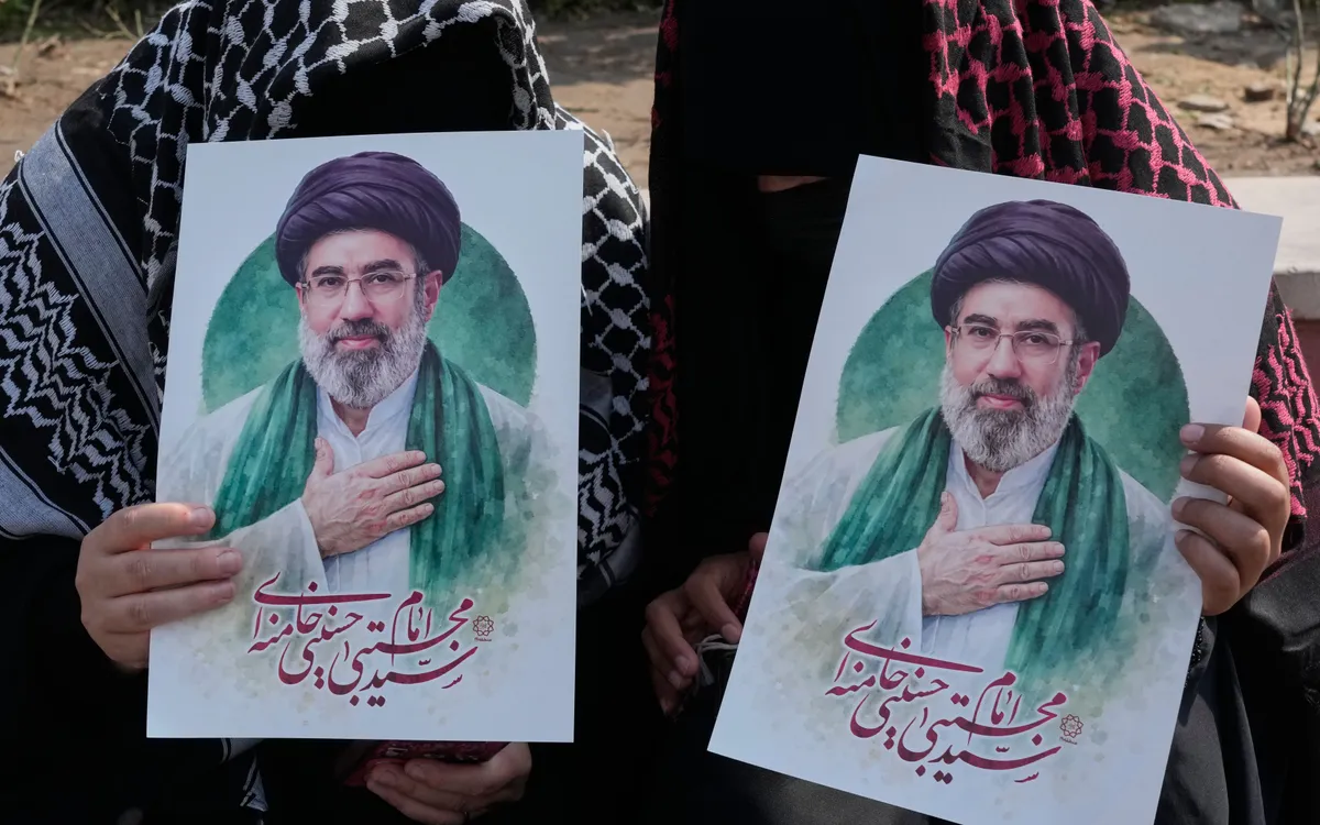 Người dân cầm tấm áp phích có hình ảnh Lãnh tụ tối cao Iran Mojtaba Khamenei tại quảng trường ở trung tâm Tehran, Iran, ngày 14/3/2026 (Ảnh: AP)