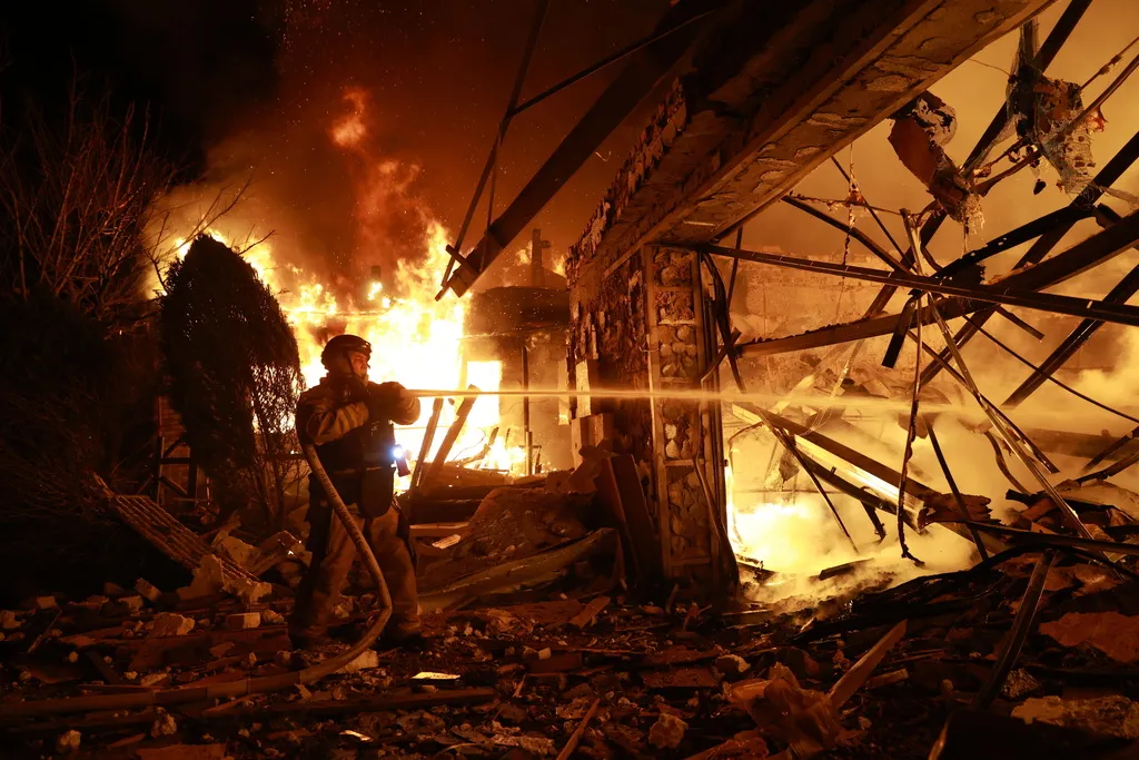 Ukraine tấn c&ocirc;ng th&agrave;nh phố Melitopol do Nga kiểm so&aacute;t g&acirc;y ch&aacute;y nổ  - Ảnh 2.