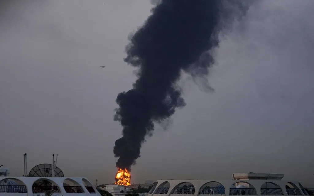 Lửa bùng lên sau khi một máy bay không người lái va chạm với bồn chứa nhiên liệu, khiến Sân bay Quốc tế Dubai phải tạm ngừng hoạt động, ngày 16/3/2026. (Ảnh: AP)