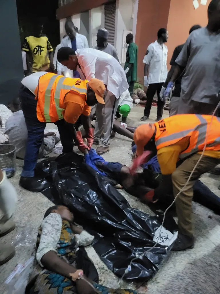 Đ&aacute;nh bom h&agrave;ng loạt ở Nigeria khiến h&agrave;ng trăm người thương vong - Ảnh 1.