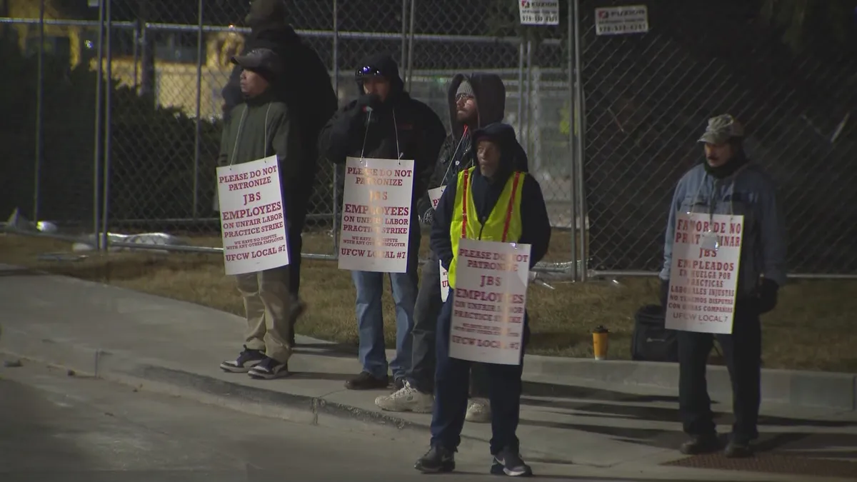 Gần 3.800 c&ocirc;ng nh&acirc;n nh&agrave; m&aacute;y chế biến thịt b&ograve; lớn nhất nước Mỹ đ&igrave;nh c&ocirc;ng- Ảnh 1.