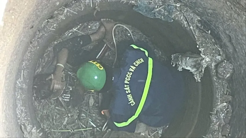 Cứu b&eacute; trai rơi xuống giếng s&acirc;u 20m ở Đắk Lắk - Ảnh 1.