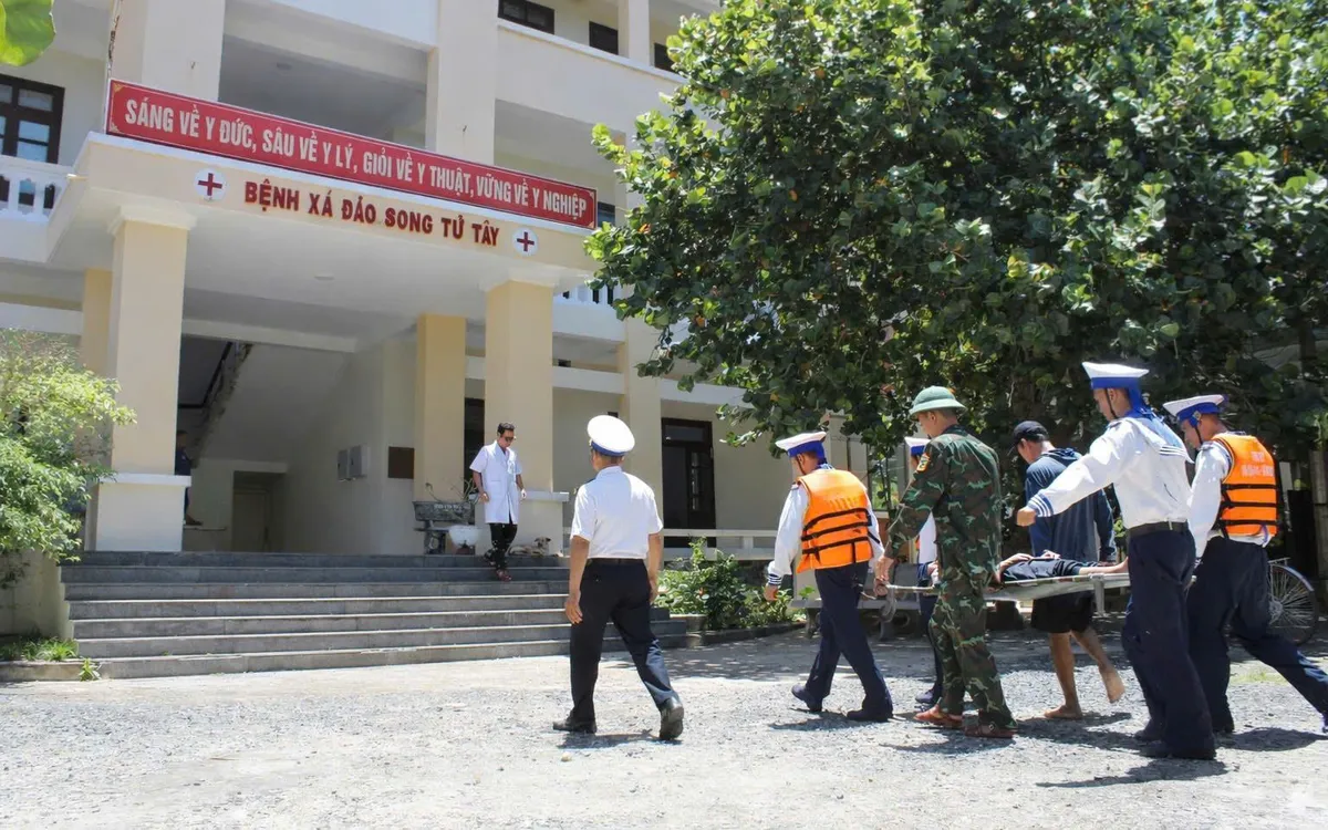 Bệnh nhân nhanh chóng được đưa vào bệnh xá đảo cấp cứu