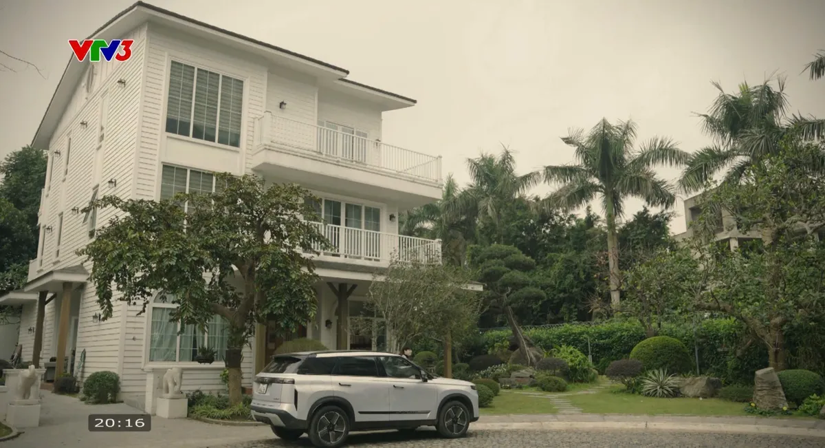 Bước ch&acirc;n v&agrave;o đời - Tập 10: B&agrave; Dung li&ecirc;n tục đẩy Qu&acirc;n v&agrave; Thương v&agrave;o t&igrave;nh huống kh&oacute; xử - Ảnh 5.