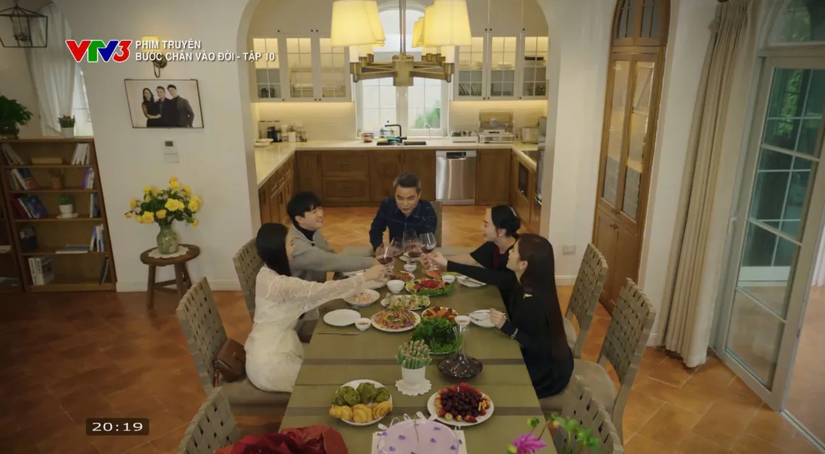 Bước ch&acirc;n v&agrave;o đời - Tập 10: B&agrave; Dung li&ecirc;n tục đẩy Qu&acirc;n v&agrave; Thương v&agrave;o t&igrave;nh huống kh&oacute; xử - Ảnh 8.