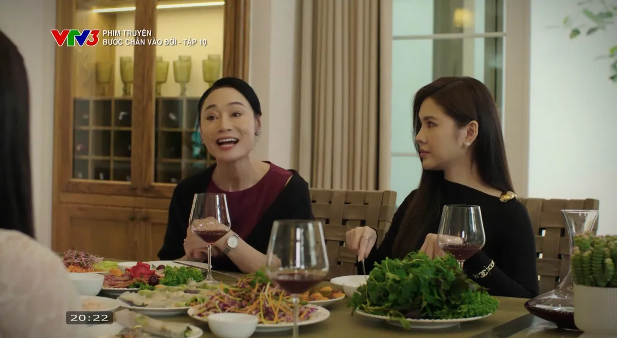 Bước ch&acirc;n v&agrave;o đời - Tập 10: B&agrave; Dung li&ecirc;n tục đẩy Qu&acirc;n v&agrave; Thương v&agrave;o t&igrave;nh huống kh&oacute; xử - Ảnh 9.