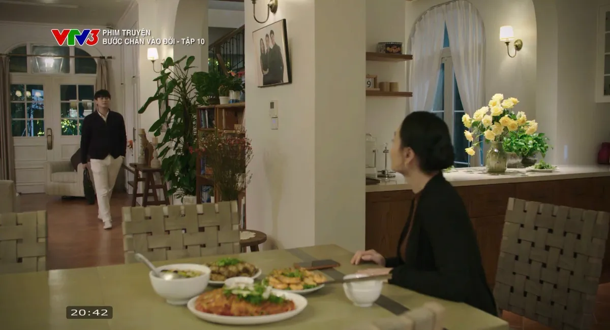 Bước ch&acirc;n v&agrave;o đời - Tập 10: B&agrave; Dung li&ecirc;n tục đẩy Qu&acirc;n v&agrave; Thương v&agrave;o t&igrave;nh huống kh&oacute; xử - Ảnh 23.