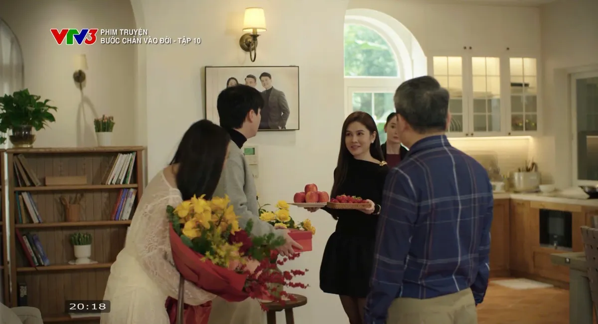 Bước ch&acirc;n v&agrave;o đời - Tập 10: B&agrave; Dung li&ecirc;n tục đẩy Qu&acirc;n v&agrave; Thương v&agrave;o t&igrave;nh huống kh&oacute; xử - Ảnh 7.