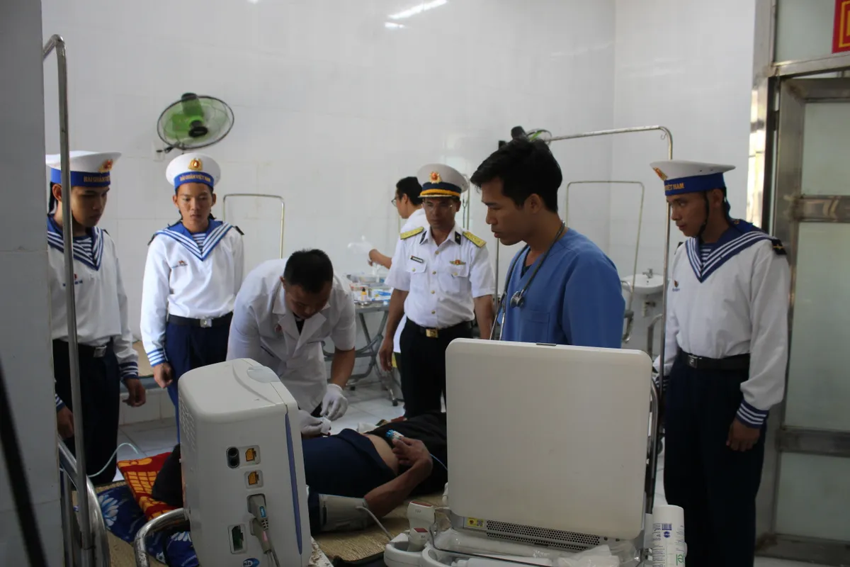 Đảo Song Tử T&acirc;y cấp cứu khẩn cấp ngư d&acirc;n bị liệt nửa người do lặn s&acirc;u- Ảnh 1.