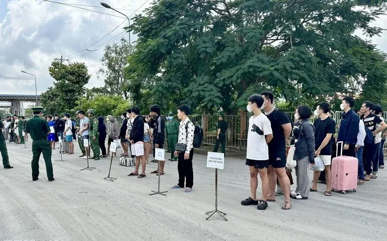 Công dân Việt Nam do lực lượng chức năng Campuchia trao trả tại. 