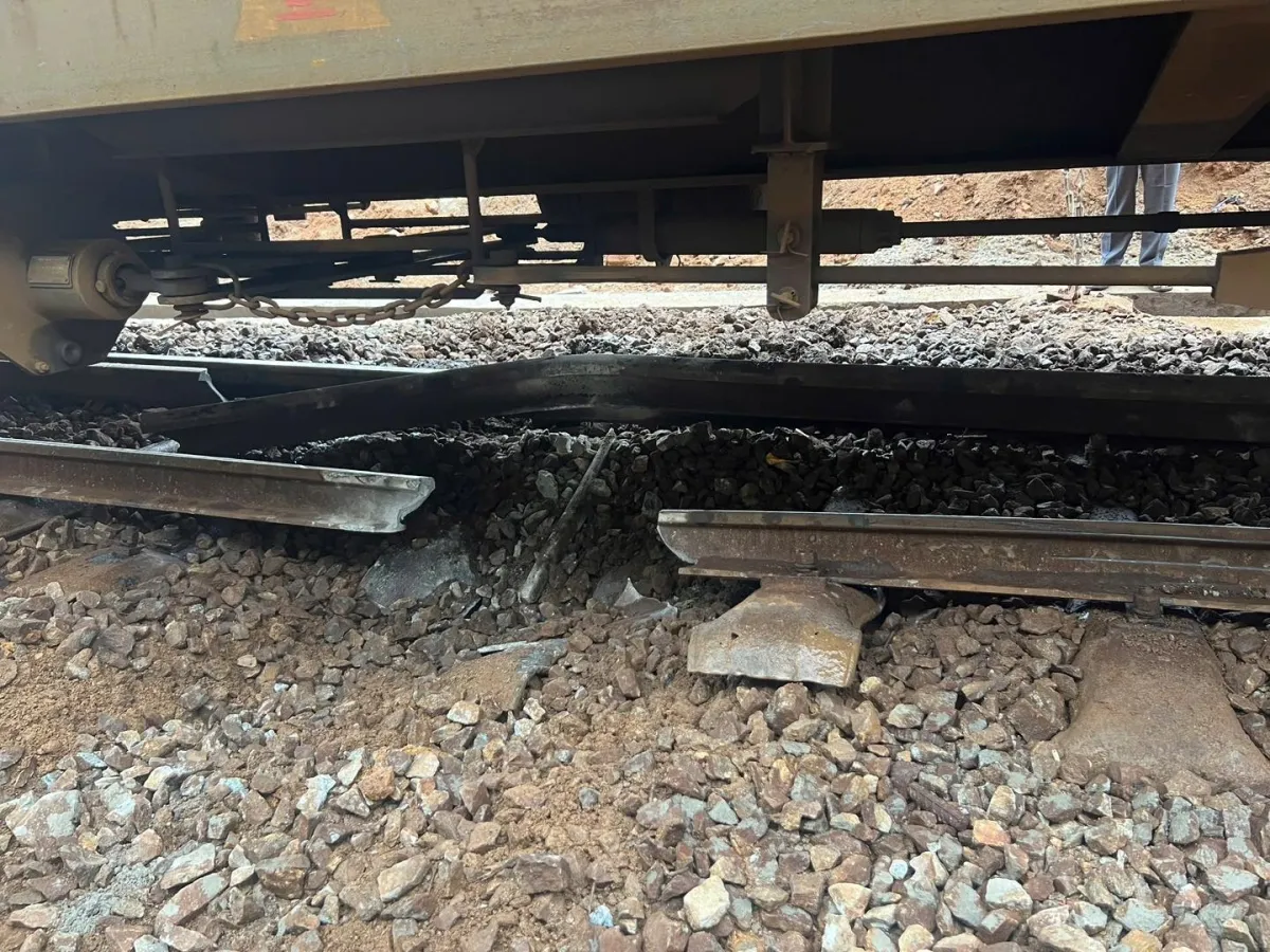 Ch&iacute;nh thức th&ocirc;ng tuyến đường sắt qua đ&egrave;o Hải V&acirc;n sau sự cố đ&aacute; lăn nghi&ecirc;m trọng- Ảnh 1.