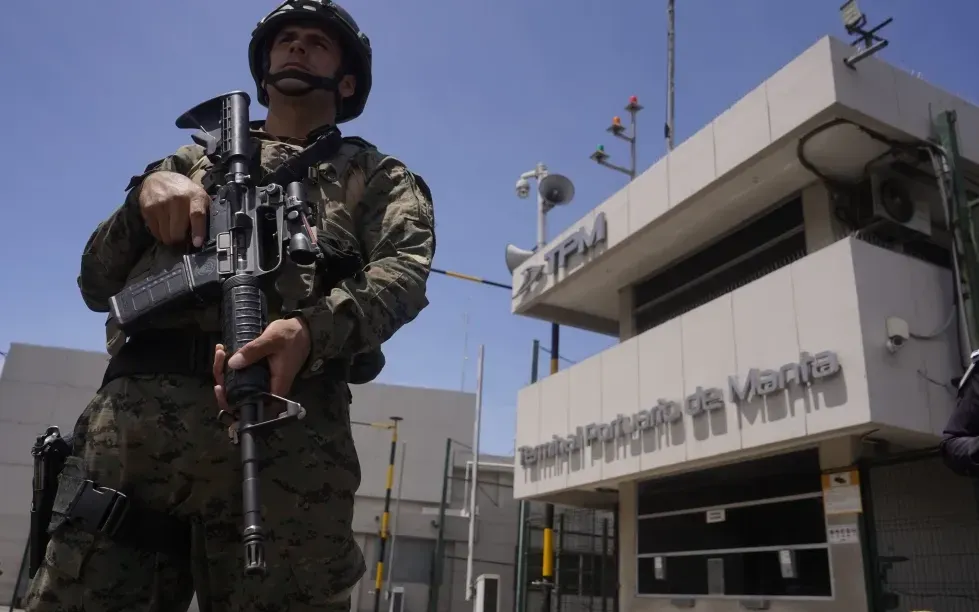 Binh sĩ canh gác Cảng Manta, Ecuador, ngày 16/2/2026 (Ảnh: AP)