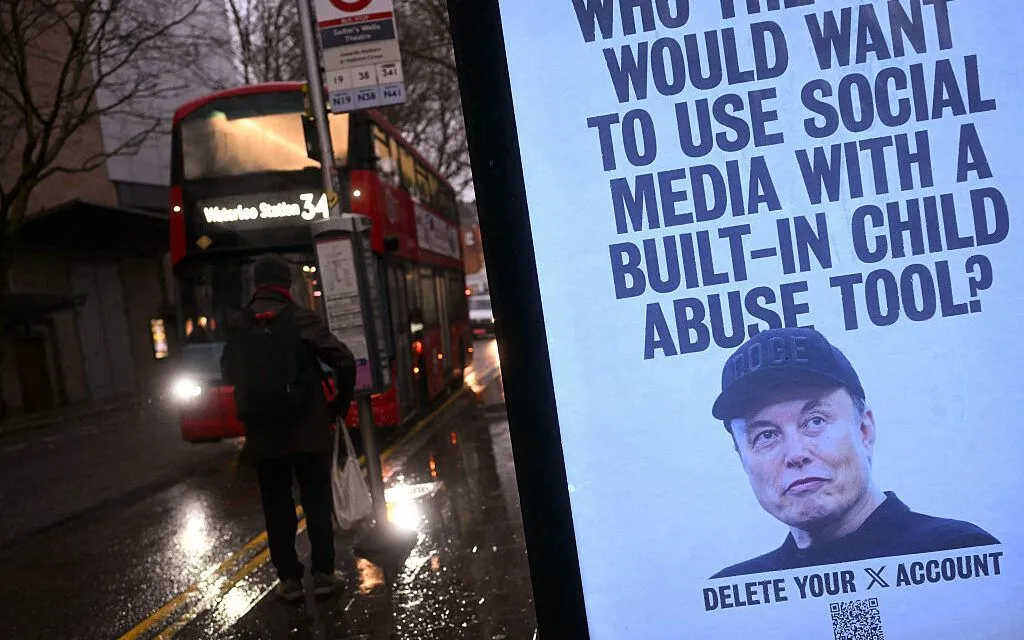 Áp phích kêu gọi người dùng X xóa tài khoản liên quan bê bối Grok của ông Elon Musk. (Ảnh: AFP)