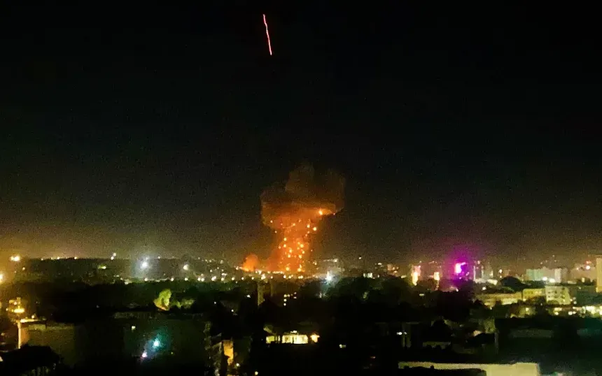 Khói và lửa bốc lên từ khu vực bị trúng bom trong các cuộc không kích ở Kabul ngày 16/3/2026 (Ảnh: AFP)