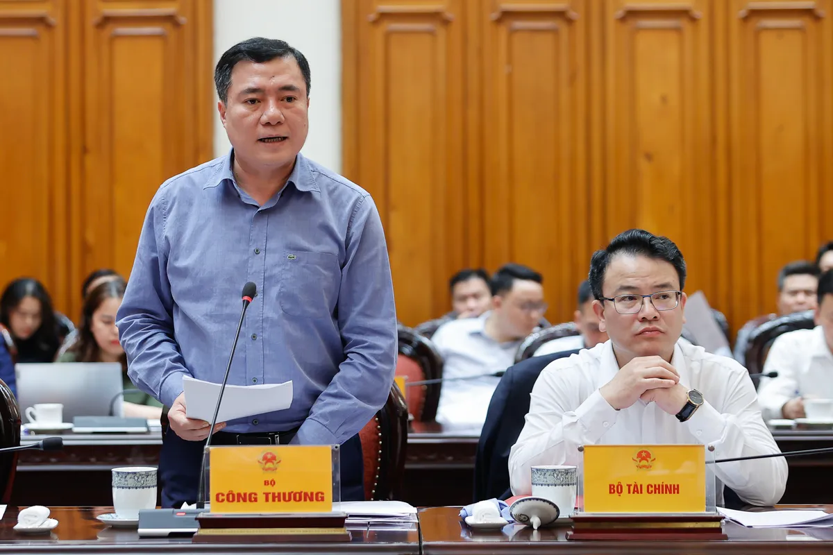 Thủ tướng Phạm Minh Ch&iacute;nh: Xăng dầu v&agrave; năng lượng cho sản xuất, ti&ecirc;u d&ugrave;ng được bảo đảm   - Ảnh 6.