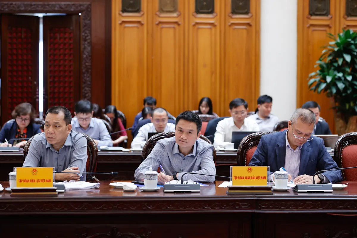 Thủ tướng Phạm Minh Ch&iacute;nh: Xăng dầu v&agrave; năng lượng cho sản xuất, ti&ecirc;u d&ugrave;ng được bảo đảm   - Ảnh 7.