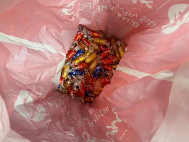 Ngụy trang ma t&uacute;y trong ống đựng b&aacute;nh kẹo vận chuyển từ Đ&ocirc;ng Phi về Việt Nam- Ảnh 2.