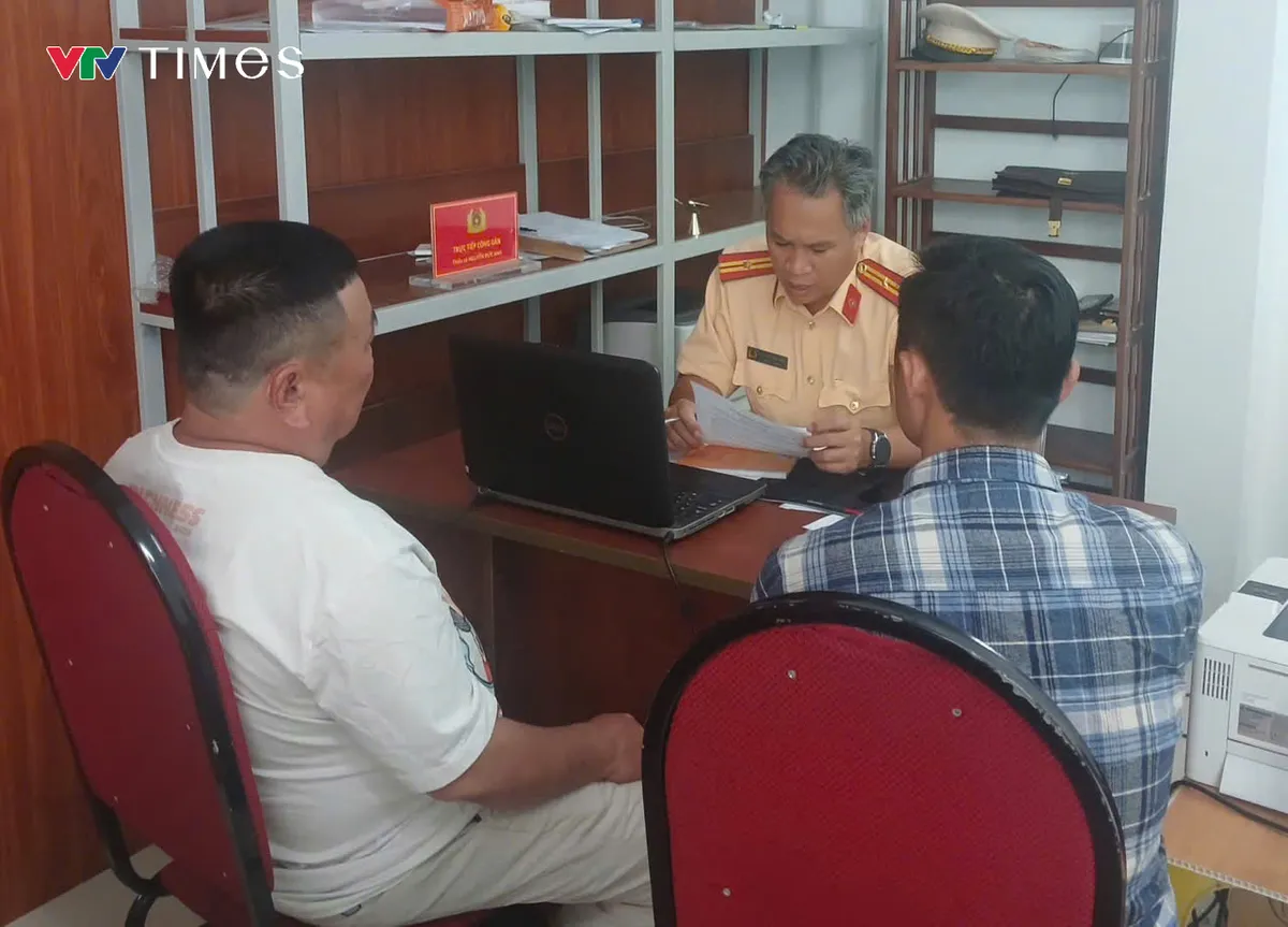 TP Hồ Ch&iacute; Minh: L&agrave;m r&otilde; vụ xe đầu k&eacute;o &ldquo;đẩy&rdquo; &ocirc; t&ocirc; con tại v&ograve;ng xoay G&ograve; Đậu- Ảnh 1.