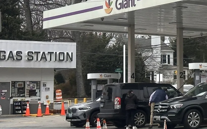 Người dân mua xăng tại một trạm bán lẻ xăng dầu trên Đại lộ Connecticut ở thủ đô Washington của Mỹ. (Ảnh: Ngọc Quang/TTXVN)