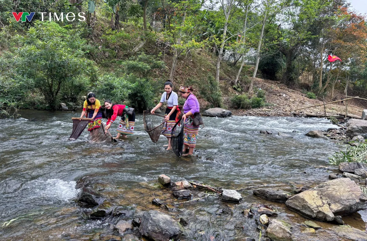 Chuyện về đền thi&ecirc;ng ở Nghệ An mỗi năm mở ng&agrave;y hội bắt c&aacute; m&aacute;t một lần để chi&ecirc;u đ&atilde;i kh&aacute;ch - Ảnh 3.