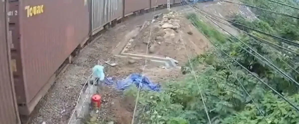 Ch&iacute;nh thức th&ocirc;ng tuyến đường sắt qua đ&egrave;o Hải V&acirc;n sau sự cố đ&aacute; lăn nghi&ecirc;m trọng- Ảnh 2.