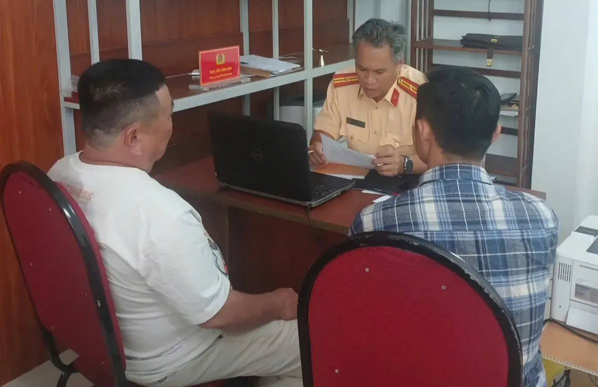 X&aacute;c minh vụ xe đầu k&eacute;o đẩy &ocirc; t&ocirc; con 15 m tại v&ograve;ng xoay G&ograve; Đậu- Ảnh 1.