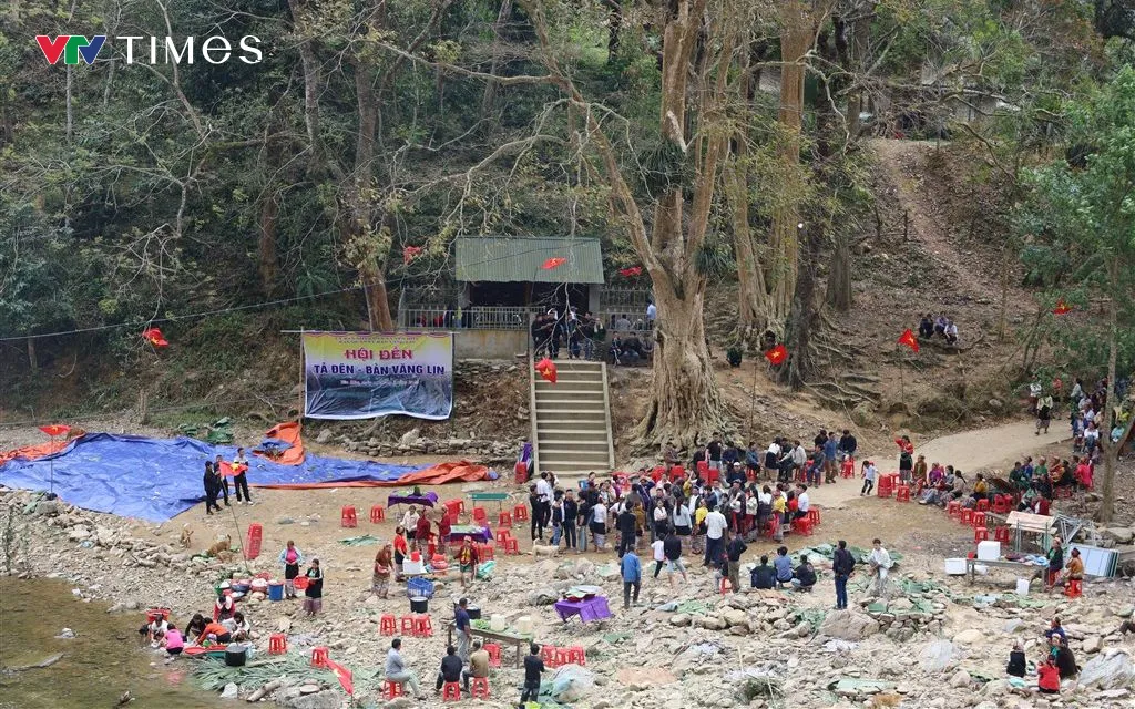 Tọa lạc dưới tán những cây cổ thụ sừng sững, ngôi đền Văng Lin linh thiêng hướng mình ra dòng khe Chon hiền hòa. Ảnh Thanh Ngọc.