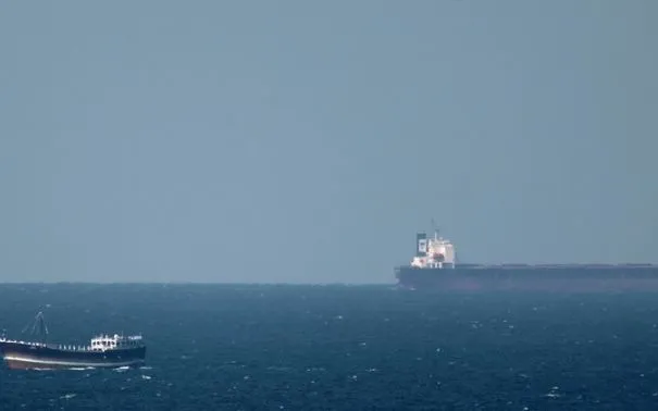 Tàu chở dầu hướng về eo biển Hormuz. (Ảnh: AFP/TTXVN)