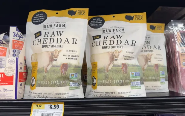 Phô mai cheddar làm từ sữa tươi chưa thanh trùng của Raw Farm (Ảnh: The Guardian)