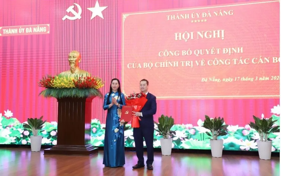 Phó trưởng Ban Tổ chức Trung ương Bùi Thị Quỳnh Vân trao quyết định cho ông Nguyễn Mạnh Hùng.