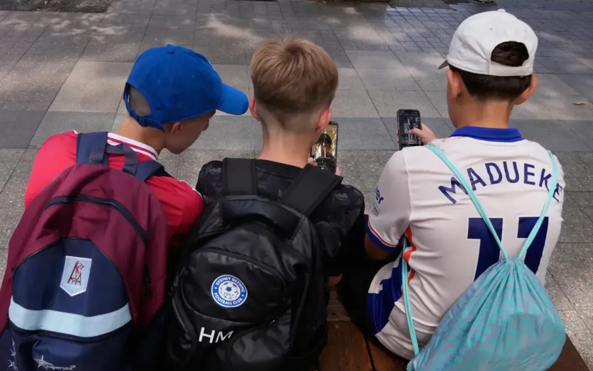 Thanh thiếu ni&ecirc;n Anh phản đối đề xuất cấm mạng x&atilde; hội dưới 16 tuổi- Ảnh 1.