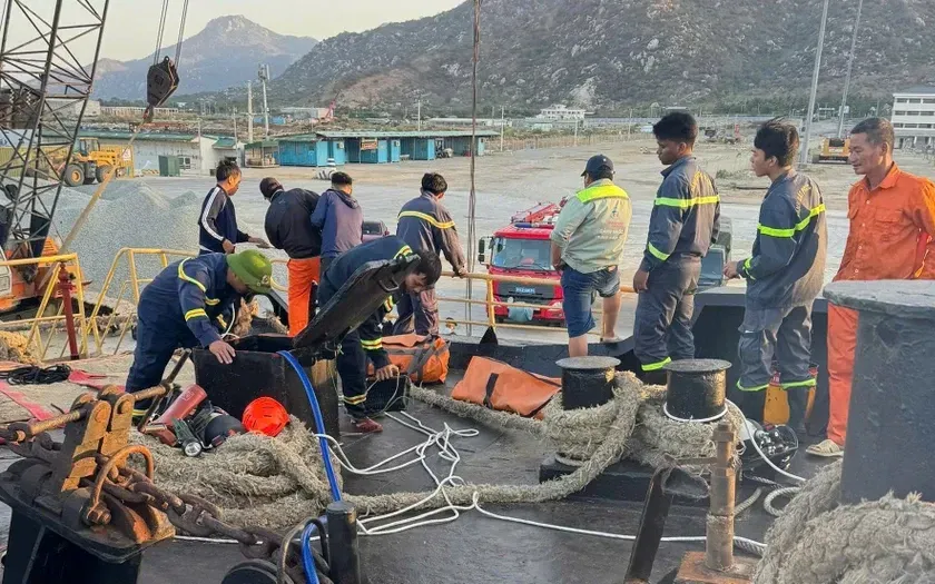 Đội Chữa cháy và Cứu nạn Cứu hộ Công an tỉnh Khánh Hòa triển khai lực lượng xuống hầm tàu đưa nạn nhân ra ngoài. Ảnh: C.A