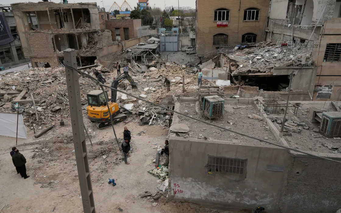 Các tòa nhà bị phá hủy sau cuộc tấn công của Mỹ và Israel vào Tehran, Iran, ngày 15/3/2026 (Ảnh: AP)