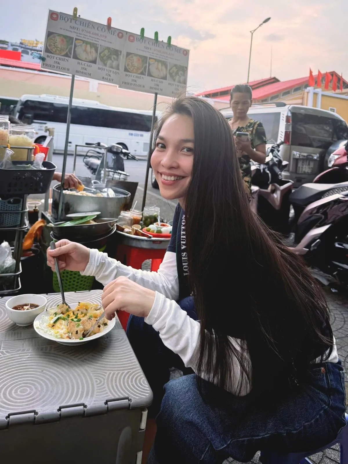 Điểm tin sao Việt: O Hồng về thăm th&agrave;nh cổ Quảng Trị - Ảnh 5.