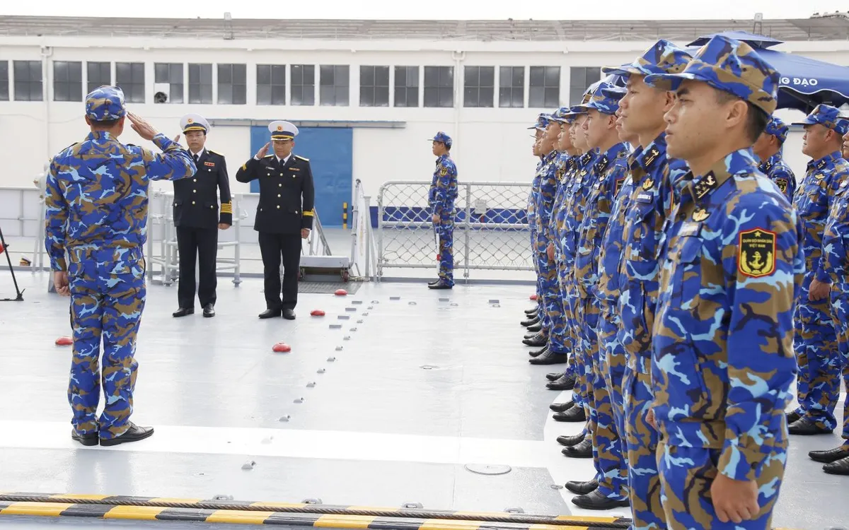 Đoàn công tác và sĩ quan, thủy thủ luyện tập nội dung đón Bộ trưởng Bộ Quốc phòng hai nước lên tham quan Tàu 015.