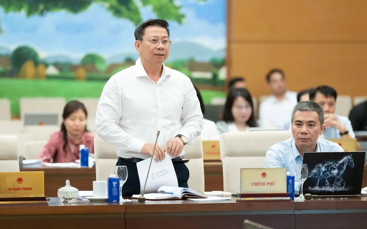 Thứ trưởng Bộ Tư pháp Nguyễn Thanh Ngọc trình bày Tờ trình tóm tắt về dự án Luật Hộ tịch (sửa đổi)