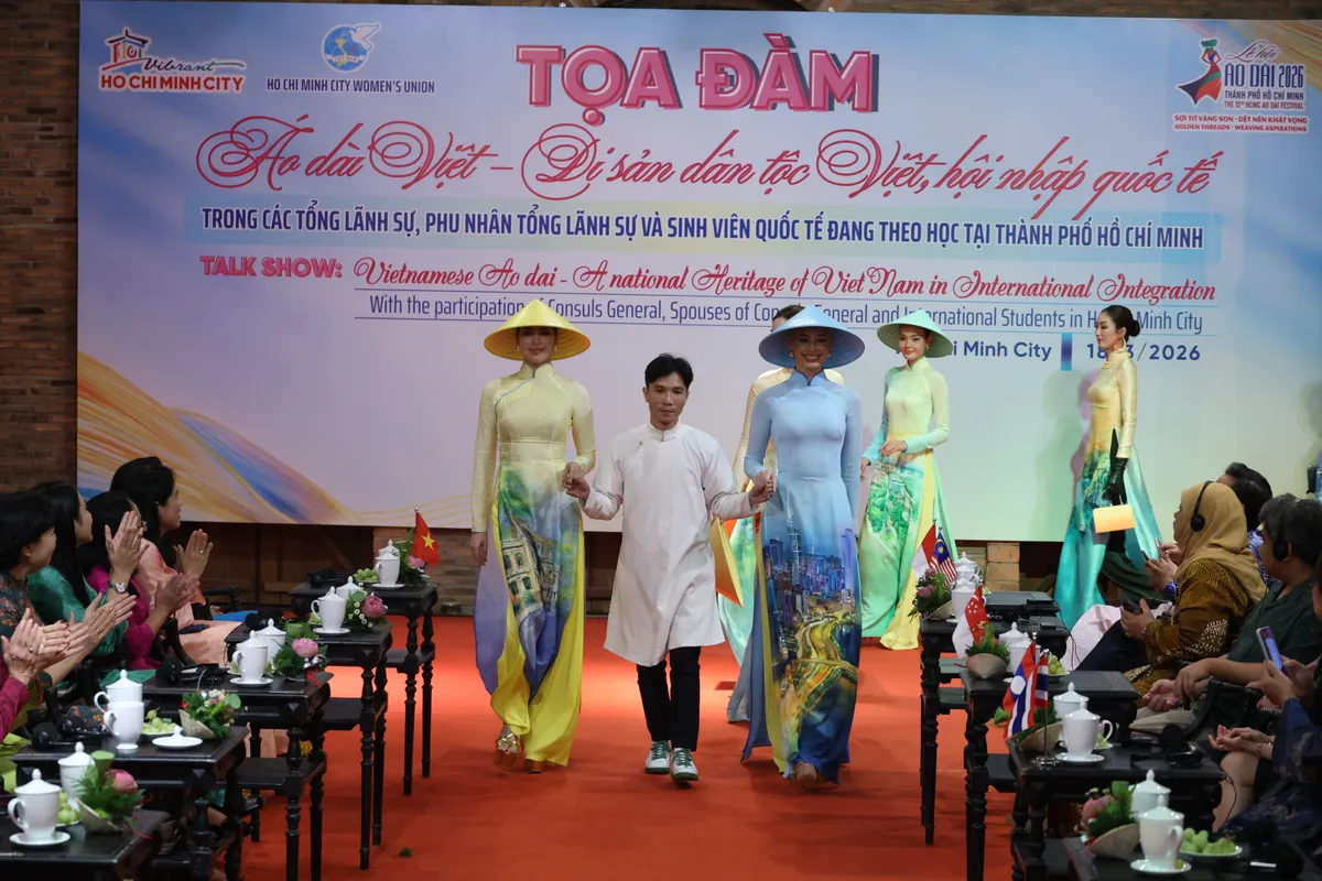 Hoa hậu Ho&agrave;n vũ Quốc tế 2025 ấn tượng với t&igrave;nh y&ecirc;u &aacute;o d&agrave;i của người Việt Nam- Ảnh 5.