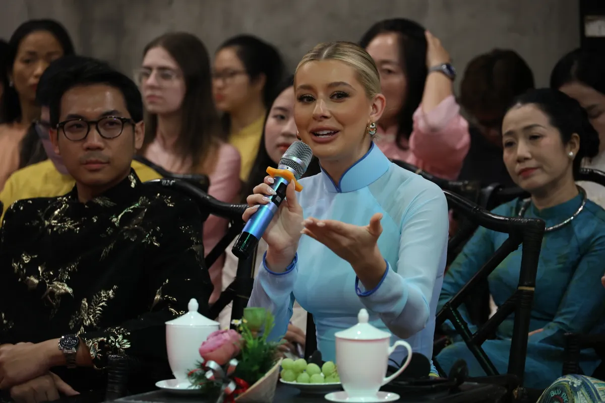 Hoa hậu Ho&agrave;n vũ Quốc tế 2025 ấn tượng với t&igrave;nh y&ecirc;u &aacute;o d&agrave;i của người Việt Nam- Ảnh 6.