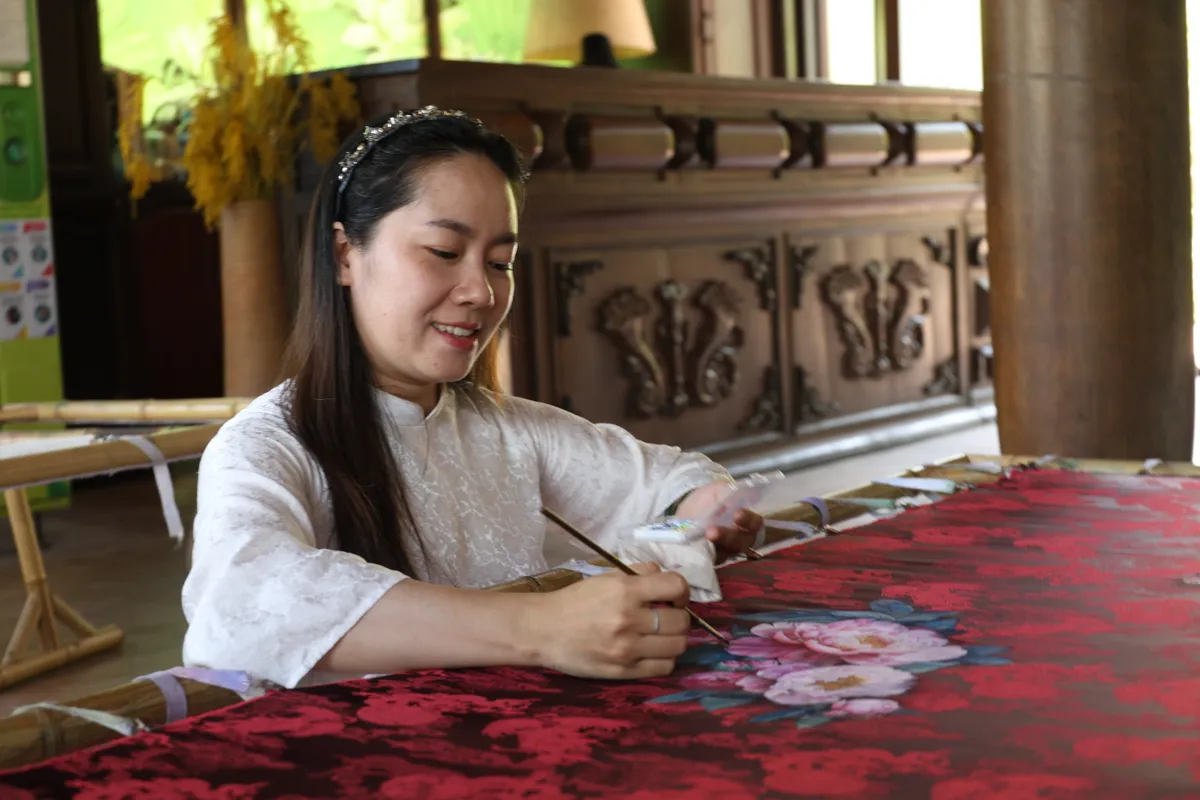 Hoa hậu Ho&agrave;n vũ Quốc tế 2025 ấn tượng với t&igrave;nh y&ecirc;u &aacute;o d&agrave;i của người Việt Nam- Ảnh 2.