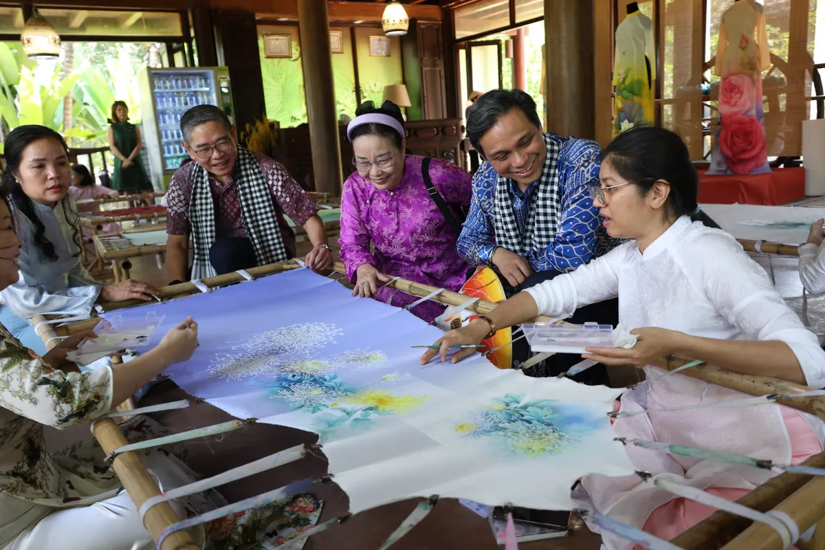 Hoa hậu Ho&agrave;n vũ Quốc tế 2025 ấn tượng với t&igrave;nh y&ecirc;u &aacute;o d&agrave;i của người Việt Nam- Ảnh 3.