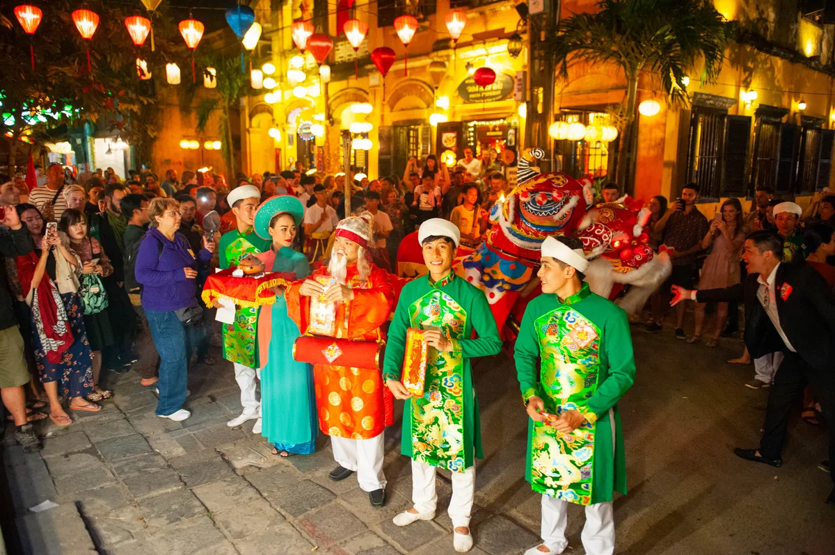 THI&Ecirc;N CẨU V&Agrave; ĐO&Agrave;N NGHINH XU&Acirc;N: "LINH HỒN" TRẤN TRẠCH CỦA PHỐ HỘI - Ảnh 6.