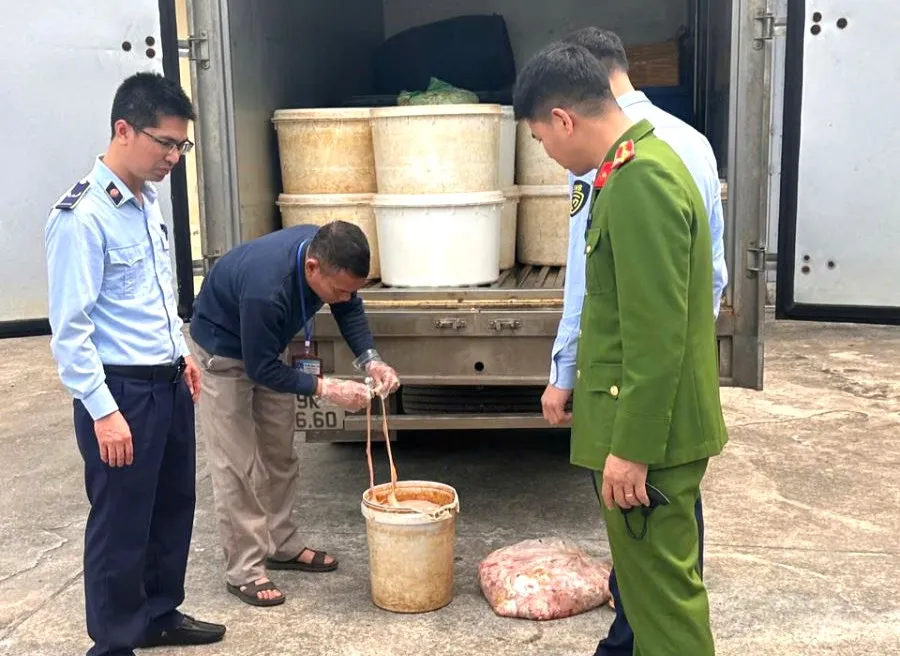 Xử l&yacute; nhiều vụ vận chuyển nội tạng lợn bẩn, kh&ocirc;ng r&otilde; nguồn gốc - Ảnh 2.