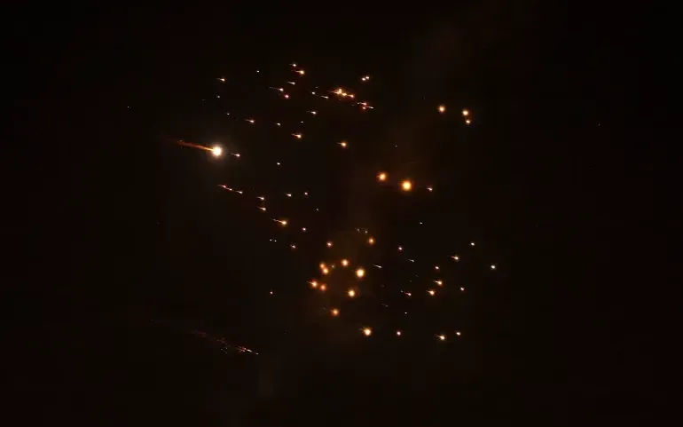 Vệt khói tên lửa để lại trên bầu trời giữa đợt tấn công tên lửa mới của Iran phía trên thành phố ven biển Netanya của Israel, ngày 18/3/2026 (Ảnh: AFP)