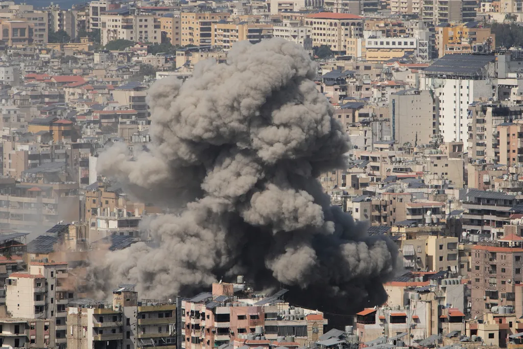 Israel kh&ocirc;ng k&iacute;ch khắp Lebanon, Li&ecirc;n hợp quốc cảnh b&aacute;o nguy cơ &ldquo;kịch bản Gaza&rdquo; t&aacute;i diễn- Ảnh 1.