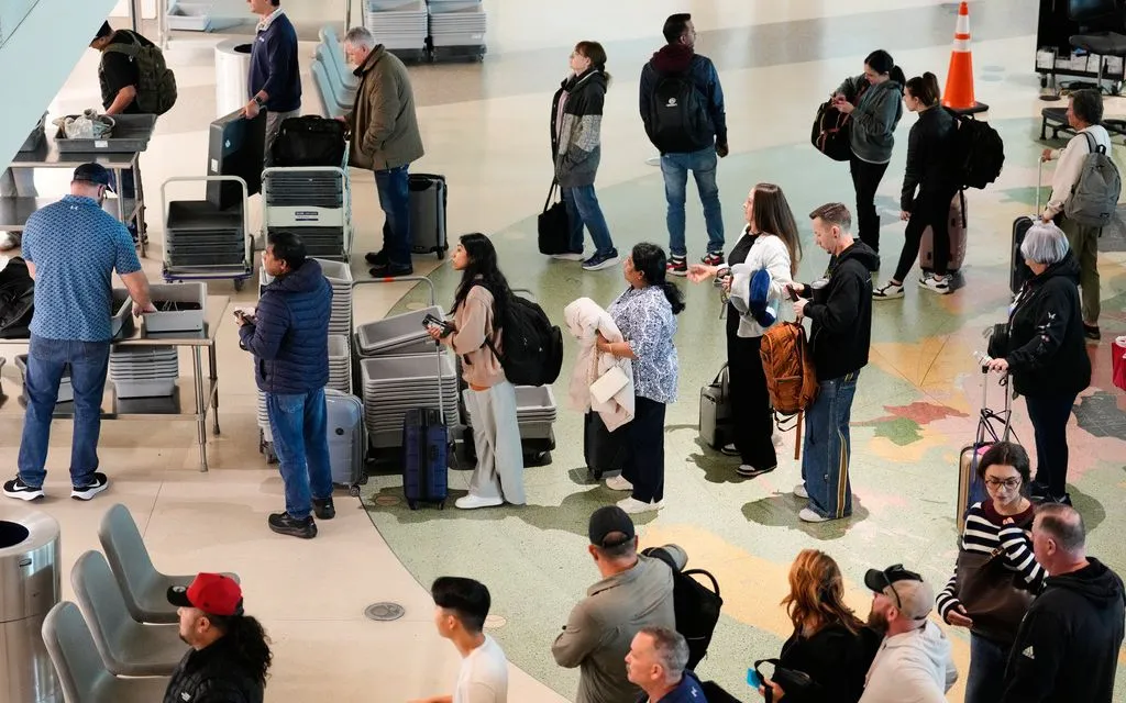 Cuộc khủng hoảng ngân sách đã khiến nhiều nhân viên an ninh sân bay không được trả lương, dẫn đến tình trạng gián đoạn tại các sân bay lớn (Ảnh: AP)