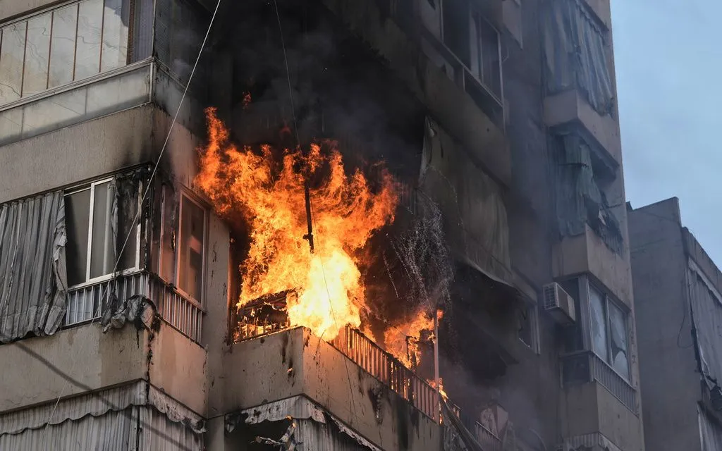 Một khu dân cư ở trung tâm thủ đô Beirut, Lebanon trúng không kích của Israel, ngày 18/3/2026 (Ảnh: AP)