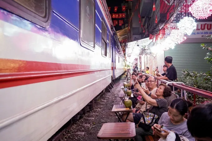 BBC: Du kh&aacute;ch đến phố đường t&agrave;u H&agrave; Nội v&igrave; &ldquo;hội chứng sợ bỏ lỡ&rdquo;- Ảnh 1.