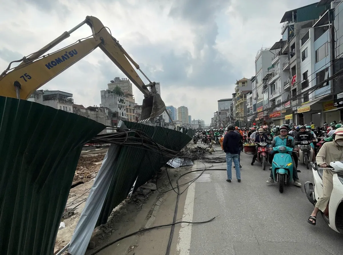 Xử l&yacute; nhanh sự cố cột điện đổ tr&ecirc;n phố Đ&ecirc; La Th&agrave;nh (H&agrave; Nội) - Ảnh 1.